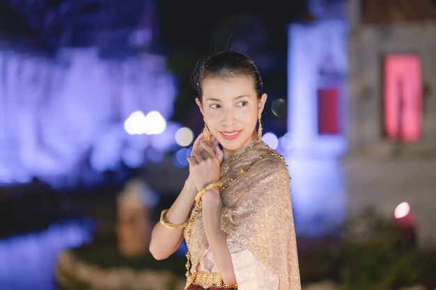 Donna in costume tradizionale tailandese, donna asiatica che indossa abito tailandese