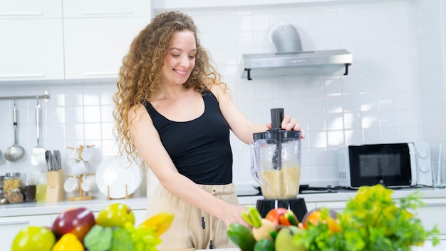 donna in cucina