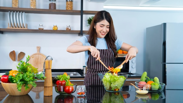 Donna in cucina