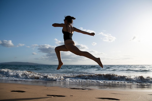 Donna in esecuzione sagoma sana fitness ragazza jogging in spiaggia