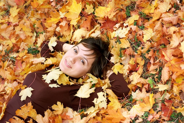 donna in foglie d'autunno