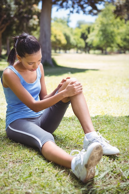 Donna in forma con ginocchio infortunato