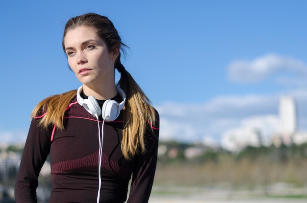 donna in forma felice che si riposa dopo aver fatto sport, corsa e allenamento