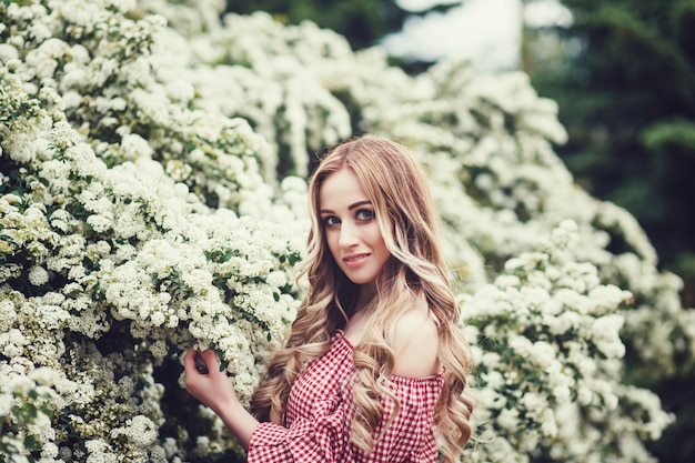 Donna in giardino