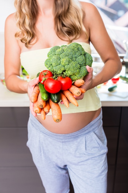 Donna in gravidanza mangiare verdure sane
