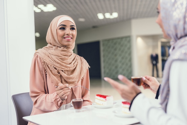 Donna in Hijab con gli amici sullo shopping