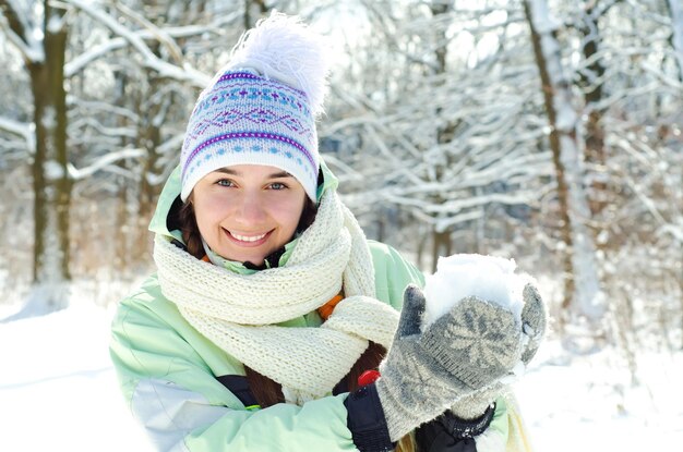 Donna in inverno che lancia palla di neve