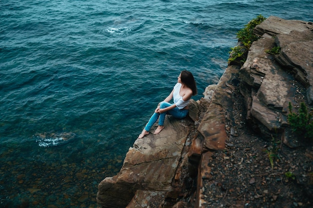 Donna in jeans vicino al mare