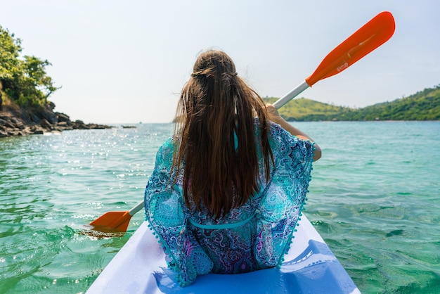 Donna in kayak sul mare contro il cielo