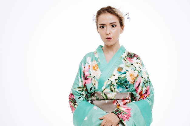 Donna in kimono tradizionale giapponese sorpresa e preoccupata per il bianco