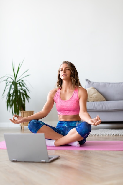 donna in lezione di yoga online