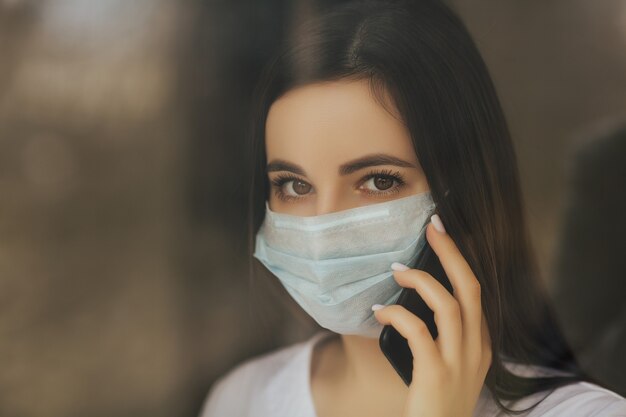 Donna in maschera. Coronavirus, Covid-19, concetto di assistenza sanitaria.