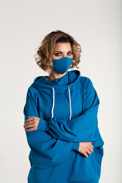 Donna in maschera respiratoria e felpa blu