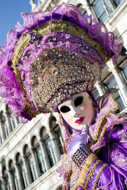 Donna in maschera viola al Carnevale di Venezia 2018