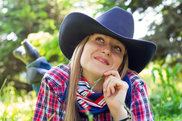 donna in natura vestita in stile occidentale