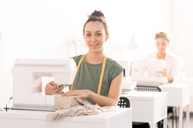 Donna in officina