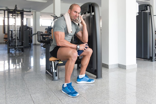 Donna In Palestra Che Si Esercita Sul Suo Bicipite Sulla Macchina Con Cavo In Palestra