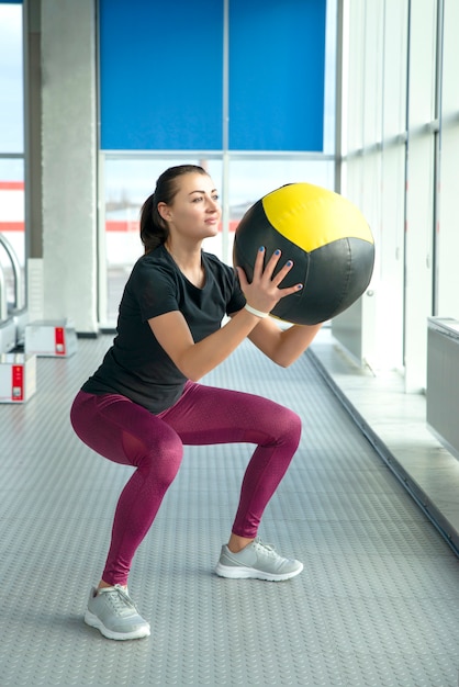 Donna in palestra che si rilassa con la palla medica