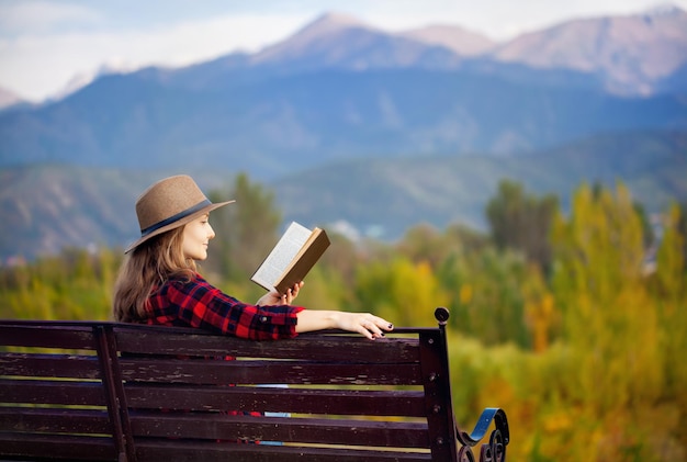 Donna in panchina con libro