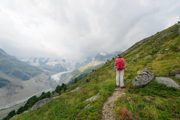 Donna in pensione Durante una passeggiata in alta montagna