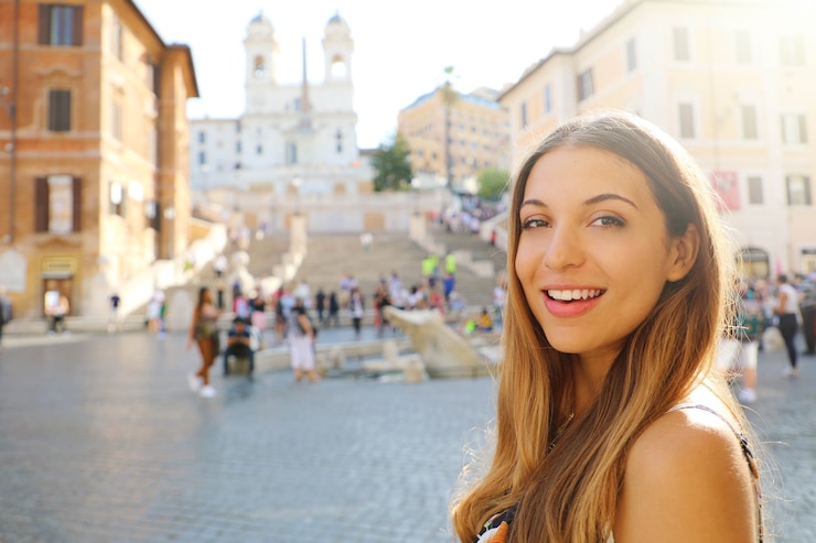 Foto donna in piazza di spagna a roma, italia