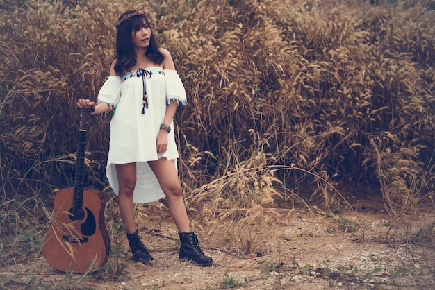 Donna in piedi con la chitarra