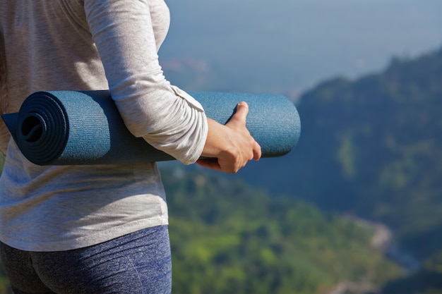 Donna in piedi con lo yoga