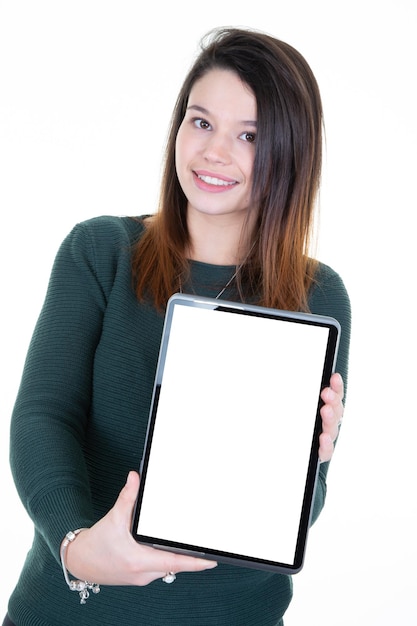 Donna in piedi con tablet schermo vuoto nelle sue mani