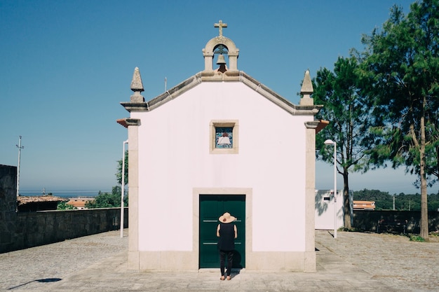 Donna in piedi davanti alla chiesa