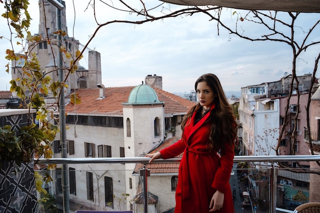 Donna in piedi presso il bar sul tetto con Istanbul sullo sfondo, vista della torre di Galata a Beyoglu, Turchia. Viaggi e vacanze in Turchia concept