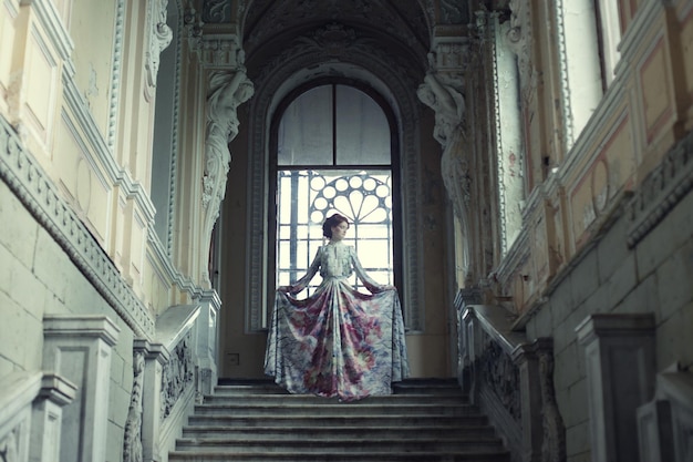 Donna in piedi sulla cima di una scala