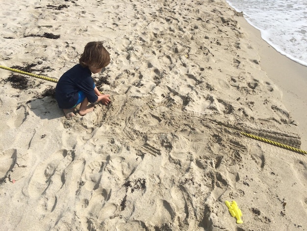 Donna in piedi sulla spiaggia