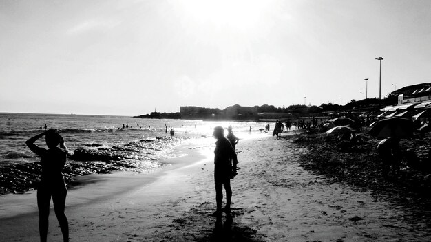 Donna in piedi sulla spiaggia