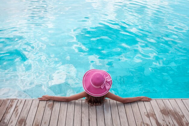 Donna in piscina