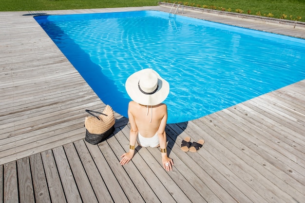 Donna in piscina