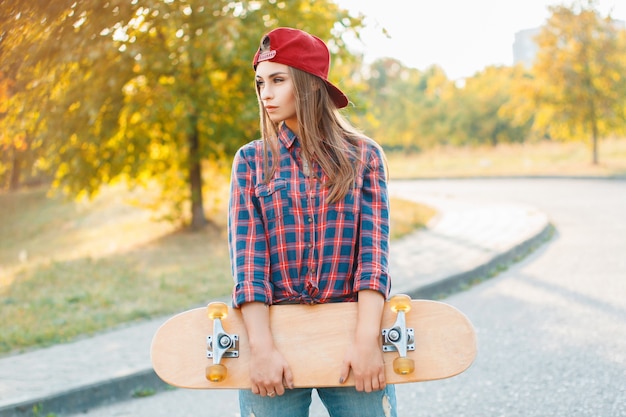 Donna in posa con uno skateboard