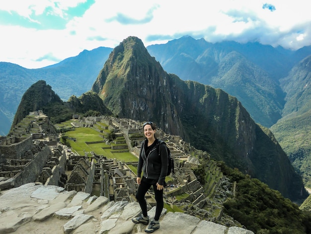 Donna in posa tra le rovine di Machu Picchu Cusco Perù