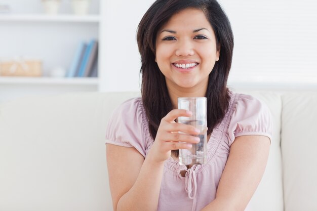 Donna in possesso di un bicchiere pieno d&#39;acqua