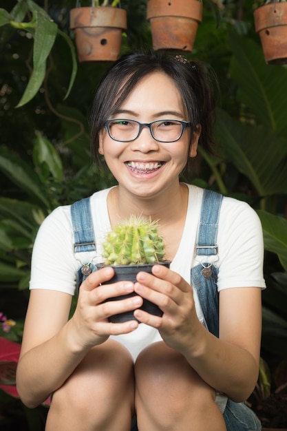 Donna in possesso di un cactus
