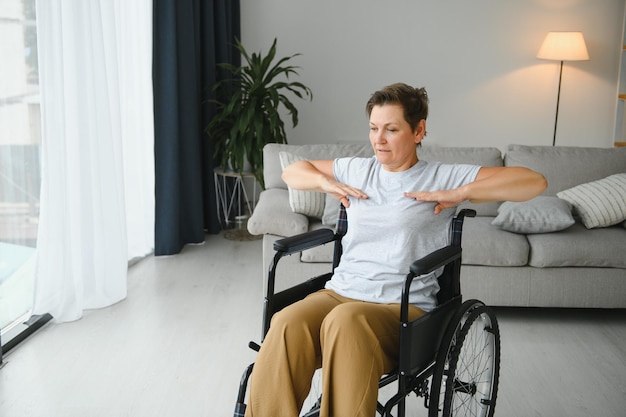 Donna in sedia a rotelle che lavora in soggiorno