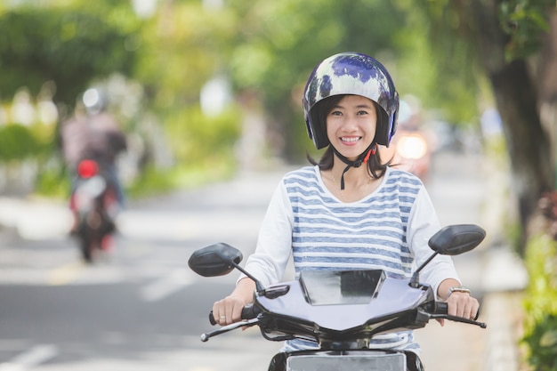 Donna in sella a una moto o moto