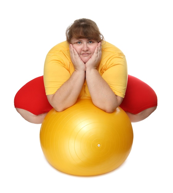 Donna in sovrappeso seduta con palla da ginnastica