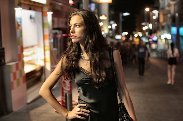 donna in strada nella notte