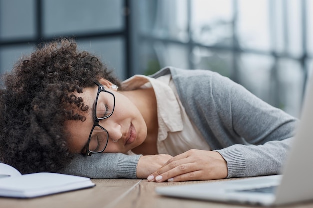 donna in ufficio che dorme sul posto di lavoro al computer alla scrivania