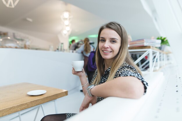 Donna in un abito casual in una caffetteria