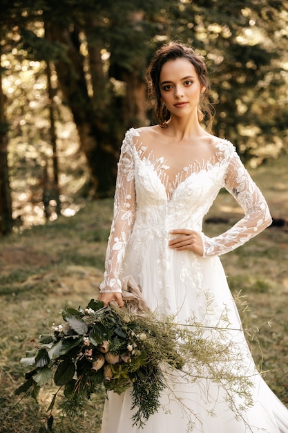 donna in un abito da sposa bianco con un bel bouquet