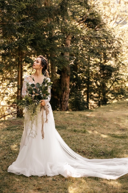 donna in un abito da sposa bianco con un bel bouquet