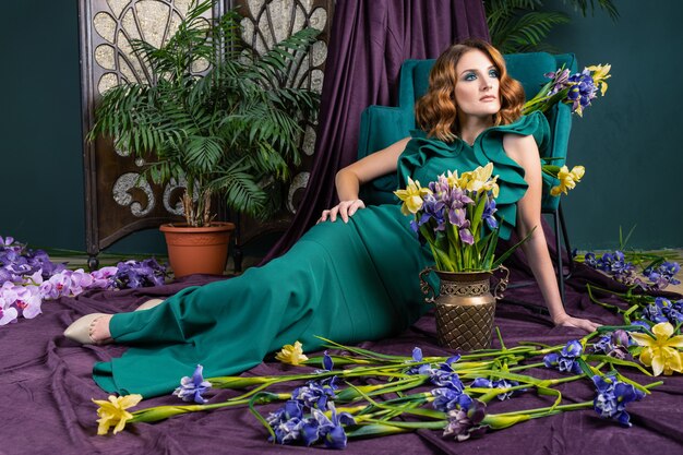 Donna in un abito verde con fiori