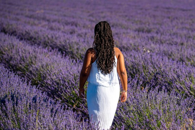 Donna in un campo di fiori di lavanda