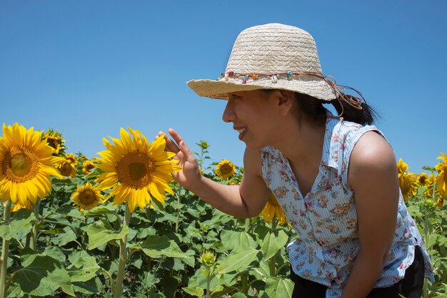 donna in un campo di girasoli